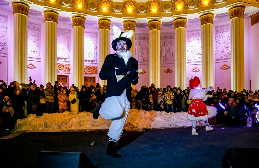 Москвичи встретили Новый год на ВДНХ 7 фото