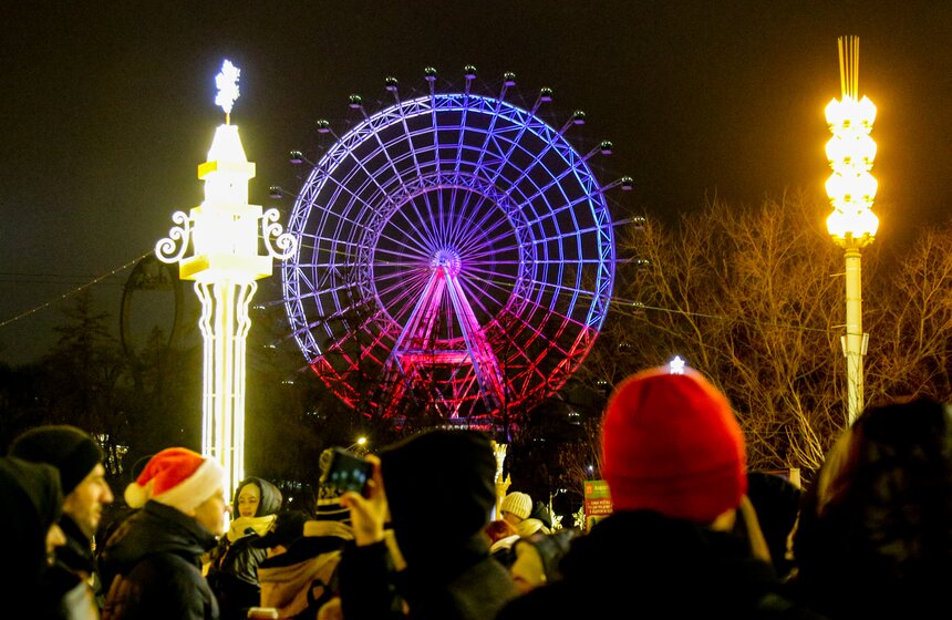 Москвичи встретили Новый год на ВДНХ 20 фото