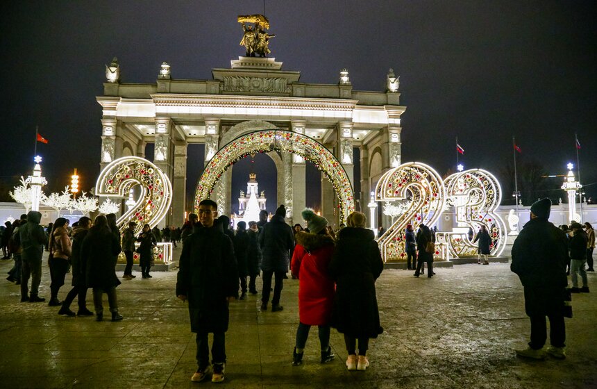 Москвичи встретили Новый год на ВДНХ 1 фото
