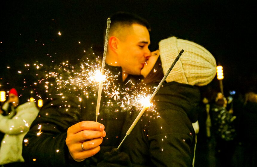 Москвичи встретили Новый год на ВДНХ 18 фото