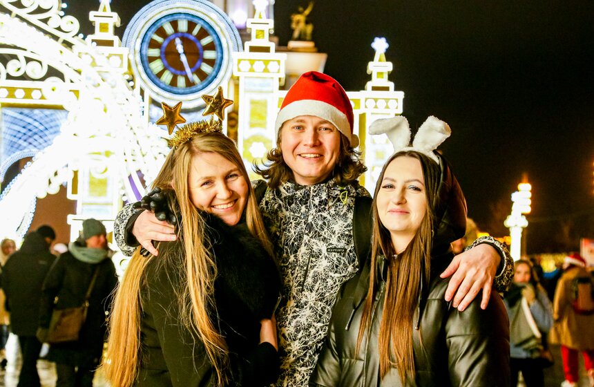 Москвичи встретили Новый год на ВДНХ 5 фото