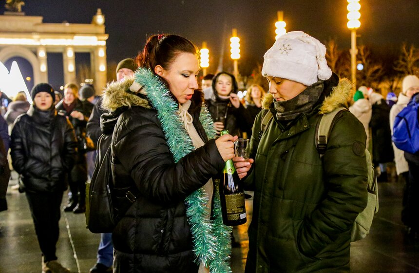 Москвичи встретили Новый год на ВДНХ 13 фото