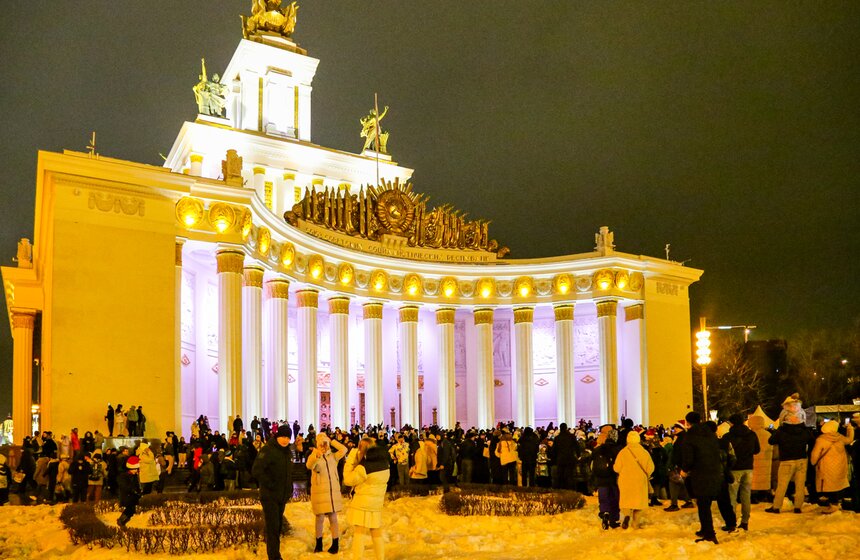 Москвичи встретили Новый год на ВДНХ 22 фото