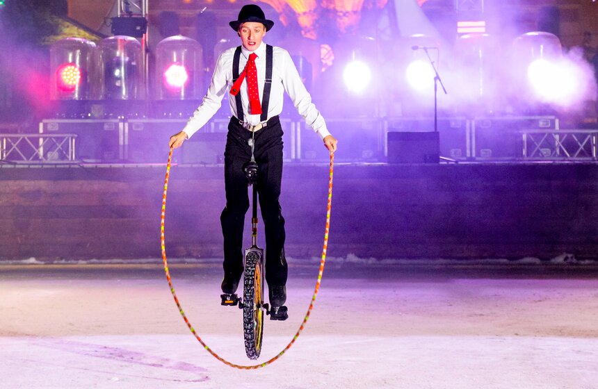 Москвичи встретили Новый год на ВДНХ 27 фото