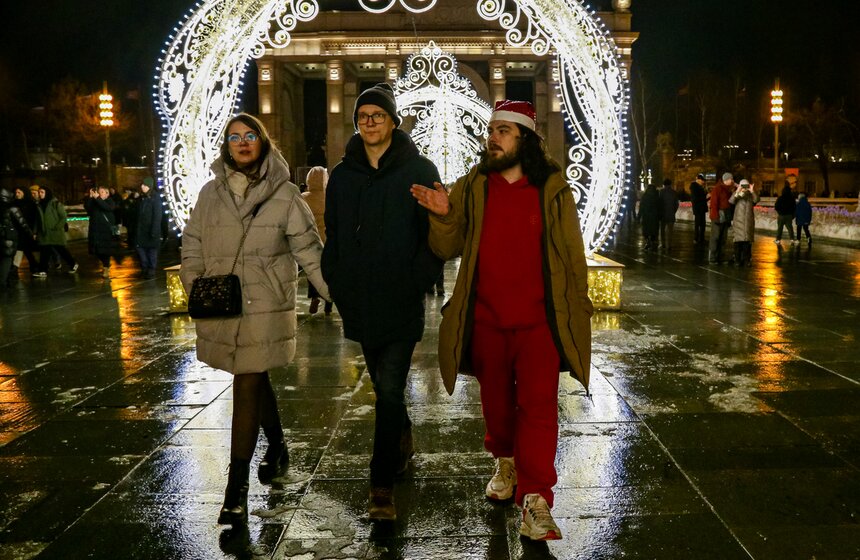 Москвичи встретили Новый год на ВДНХ 2 фото