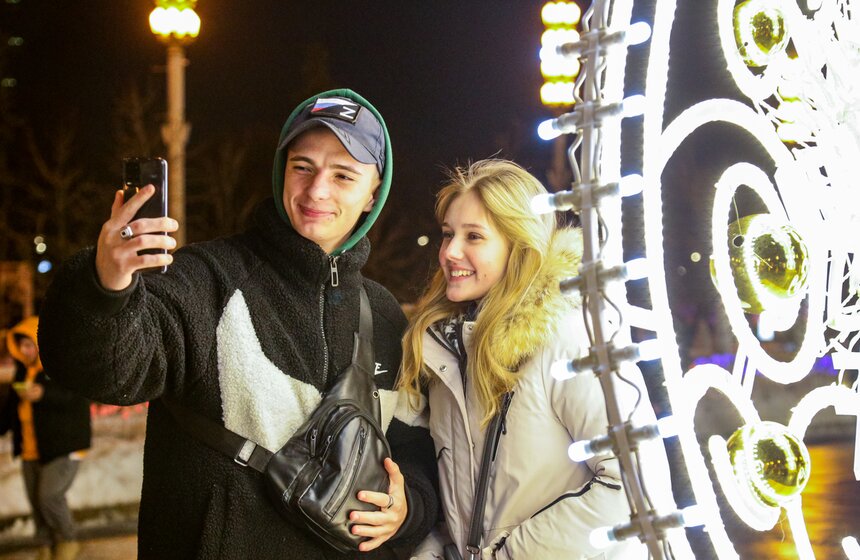 Москвичи встретили Новый год на ВДНХ 3 фото