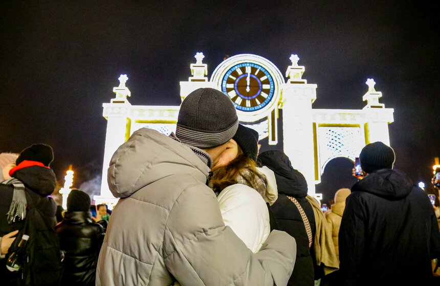 Москвичи встретили Новый год на ВДНХ 17 фото