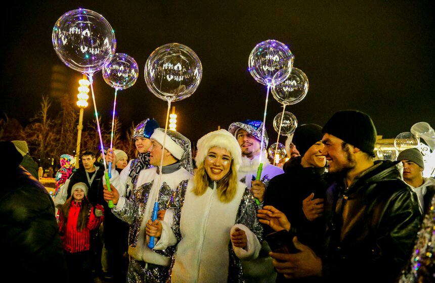 Москвичи встретили Новый год на ВДНХ 11 фото