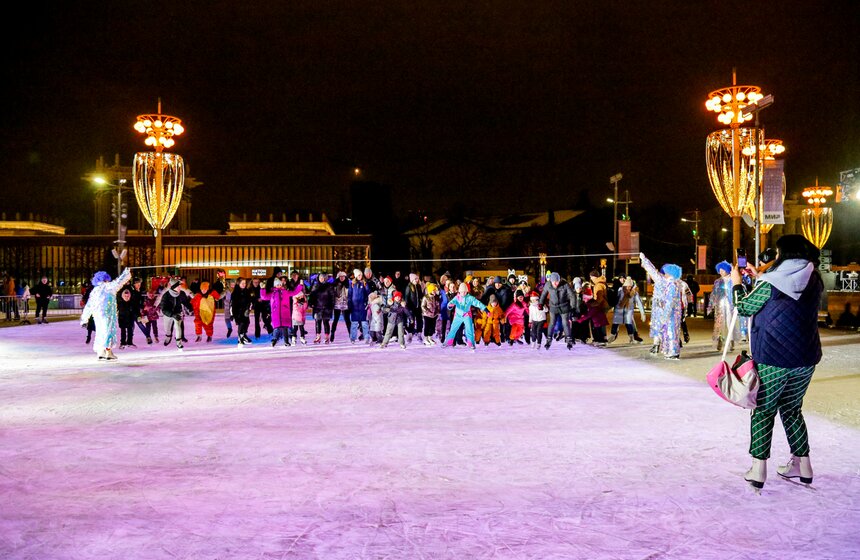 Москвичи встретили Новый год на ВДНХ 29 фото