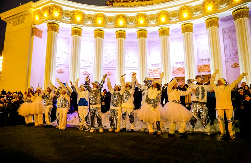 Москвичи встретили Новый год на ВДНХ 24 фото