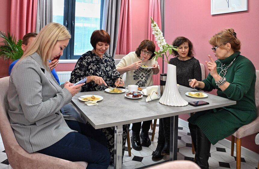 Шеф-повар Константин Ивлев провел мастер-класс в центре московского долголетия 22 фото