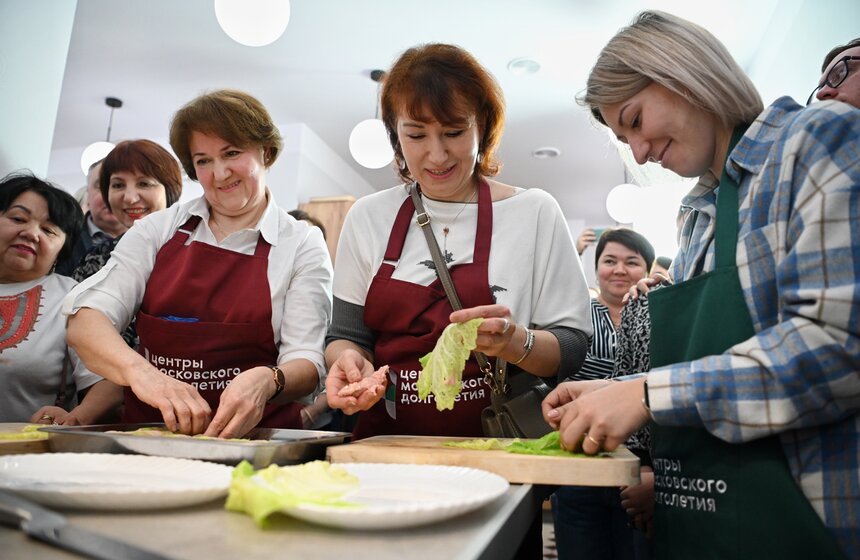 Шеф-повар Константин Ивлев провел мастер-класс в центре московского долголетия 14 фото