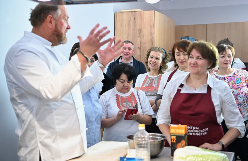 Шеф-повар Константин Ивлев провел мастер-класс в центре московского долголетия 3 фото