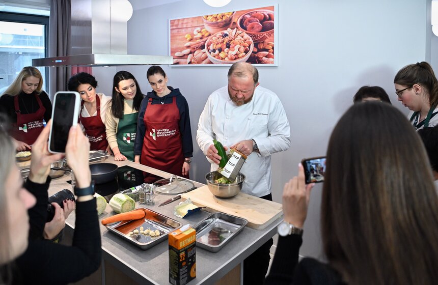 Шеф-повар Константин Ивлев провел мастер-класс в центре московского долголетия 8 фото