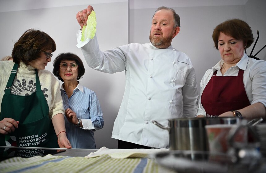 Шеф-повар Константин Ивлев провел мастер-класс в центре московского долголетия 10 фото