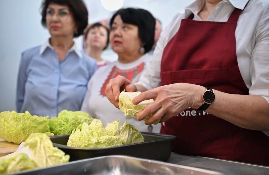 Шеф-повар Константин Ивлев провел мастер-класс в центре московского долголетия 5 фото