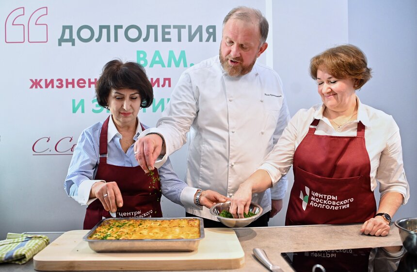 Шеф-повар Константин Ивлев провел мастер-класс в центре московского долголетия 18 фото