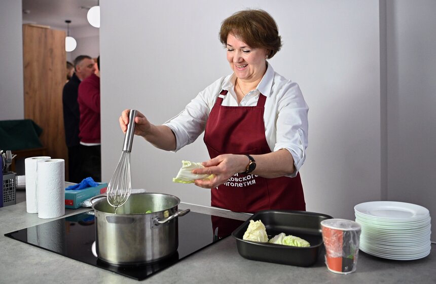 Шеф-повар Константин Ивлев провел мастер-класс в центре московского долголетия 6 фото