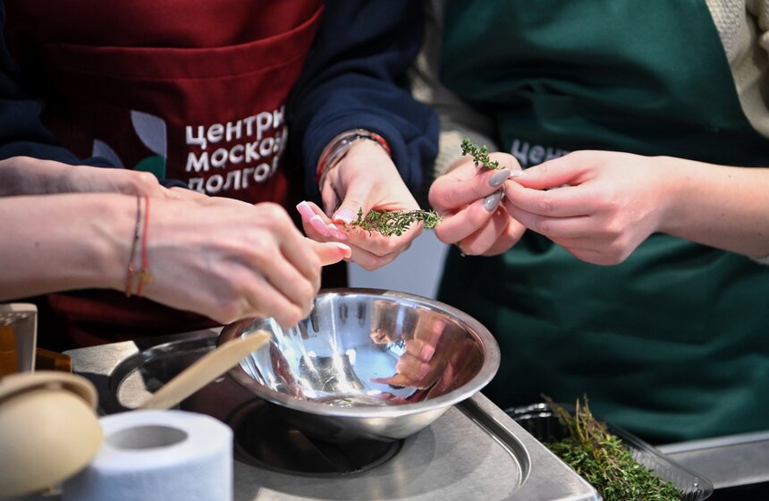 Шеф-повар Константин Ивлев провел мастер-класс в центре московского долголетия 2 фото