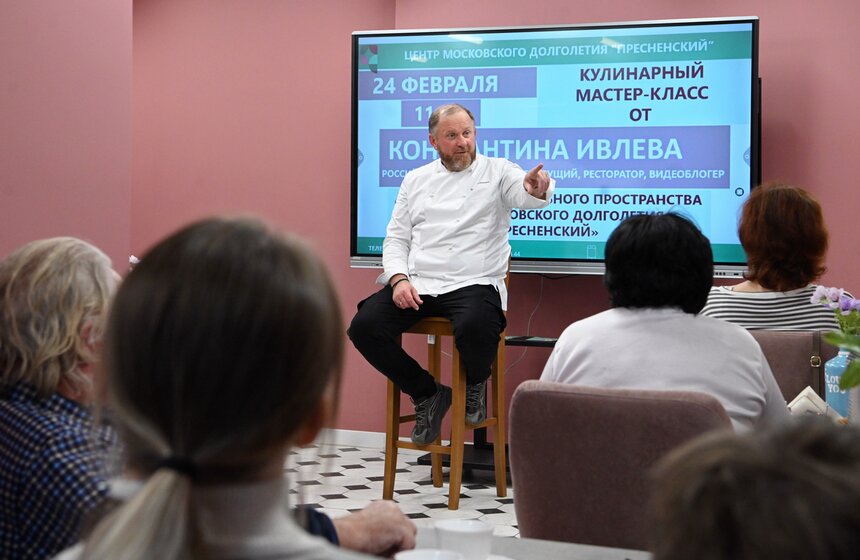 Шеф-повар Константин Ивлев провел мастер-класс в центре московского долголетия 25 фото