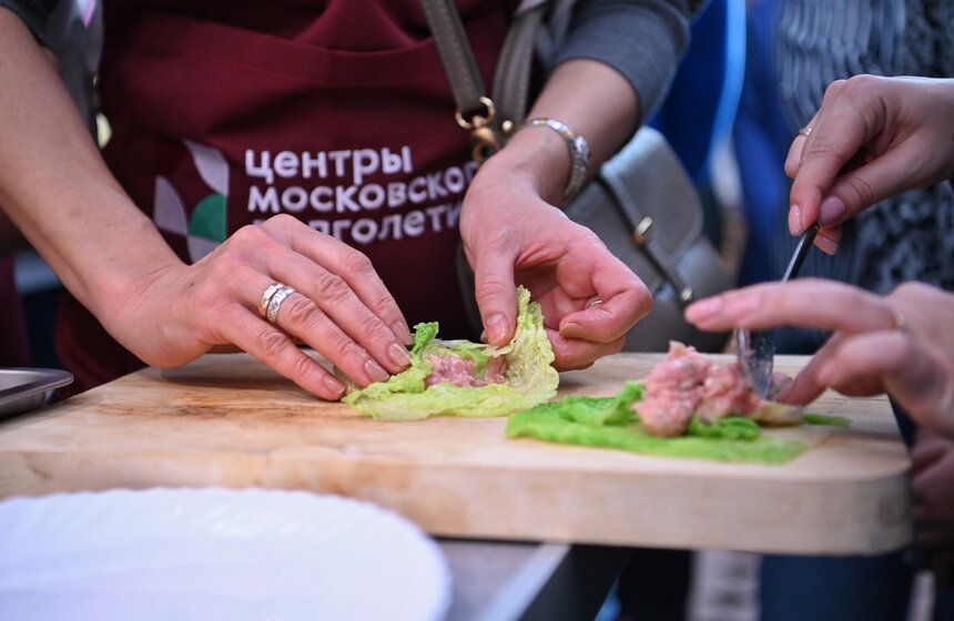 Шеф-повар Константин Ивлев провел мастер-класс в центре московского долголетия 13 фото