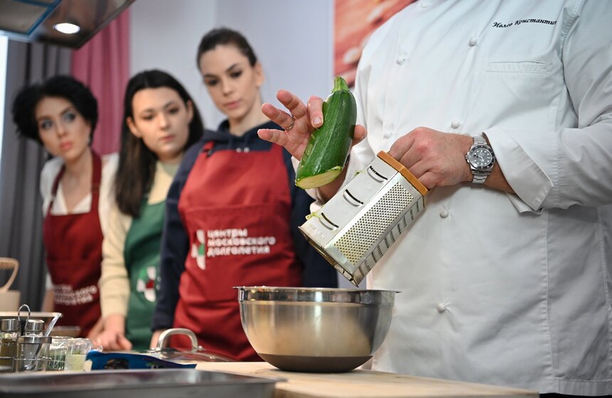 Шеф-повар Константин Ивлев провел мастер-класс в центре московского долголетия 7 фото