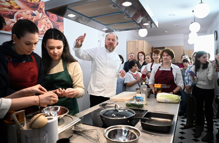 Шеф-повар Константин Ивлев провел мастер-класс в центре московского долголетия 1 фото