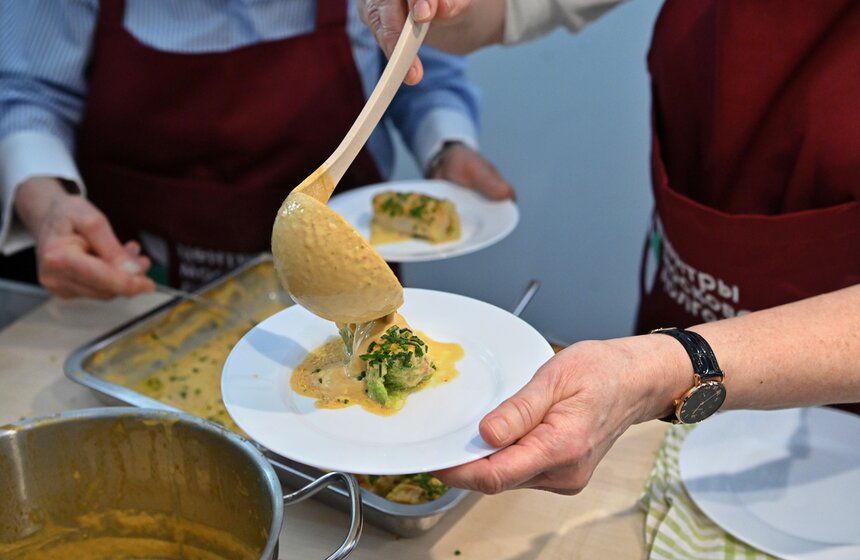 Шеф-повар Константин Ивлев провел мастер-класс в центре московского долголетия 21 фото