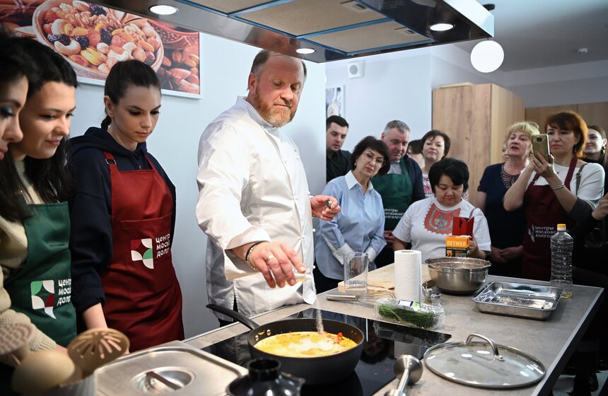 Шеф-повар Константин Ивлев провел мастер-класс в центре московского долголетия 12 фото