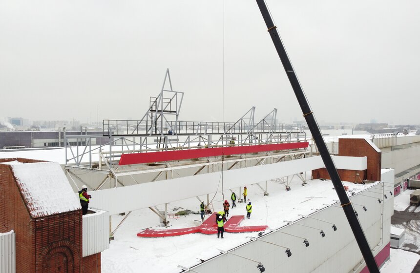 Новая вывеска появилась на здании завода "Москвич" 13 фото