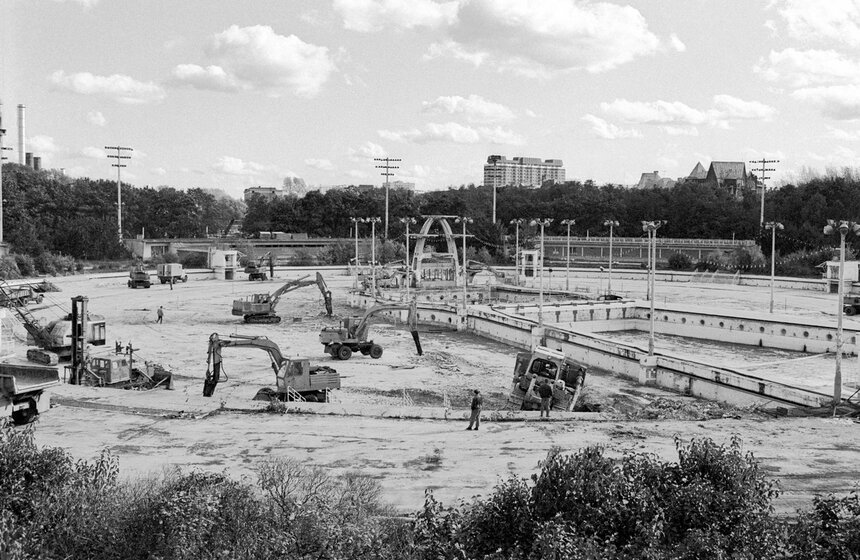 Строительные работы по восстановлению Храма Христа Спасителя на месте бассейна "Москва". 1994 год.