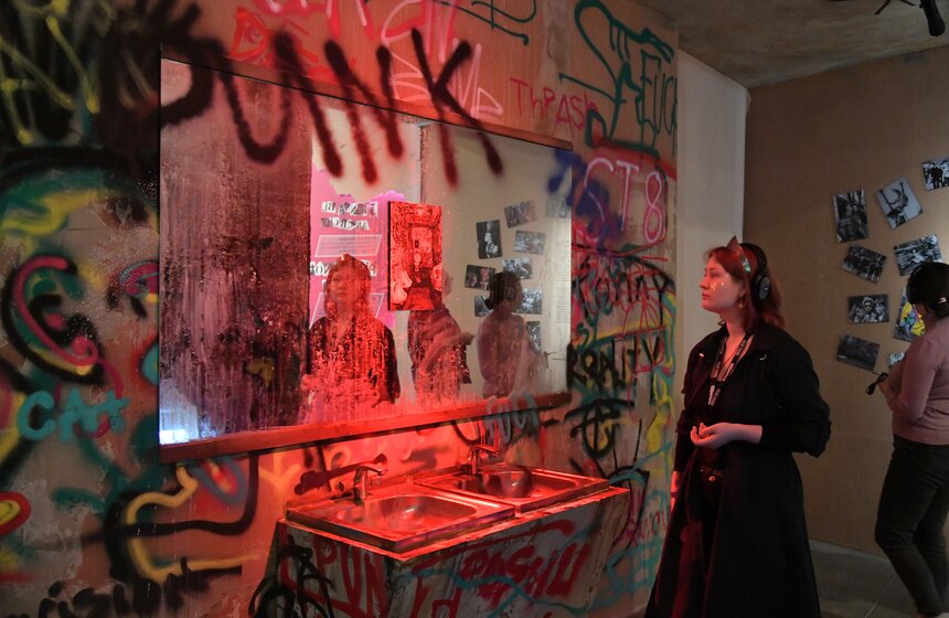 В Москве открылась выставка "Панк-культура. Король и Шут" 19 фото