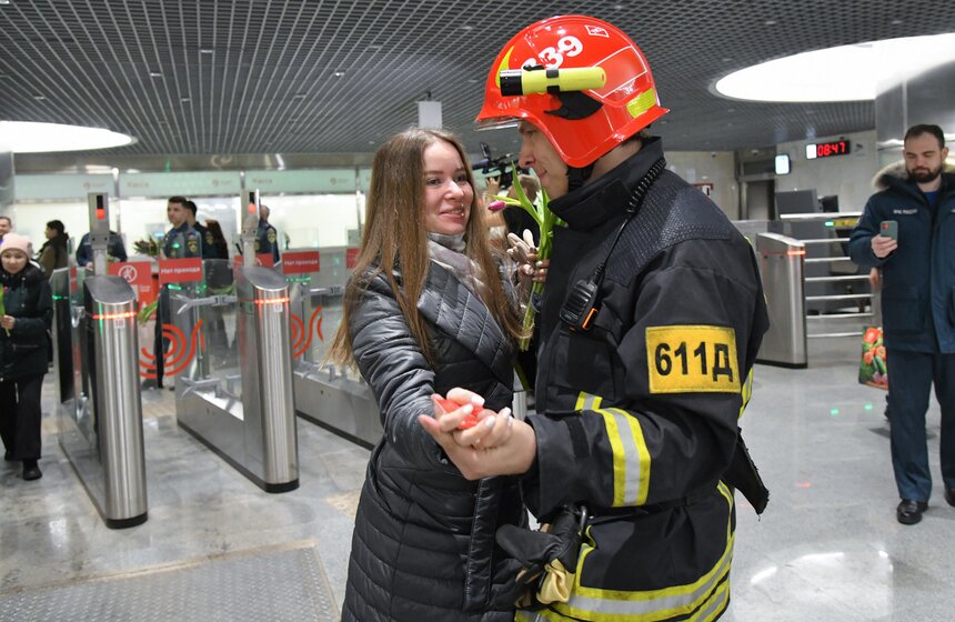 Сотрудники МЧС организовали праздничную акцию к 8 Марта на станции "Окружная" 13 фото