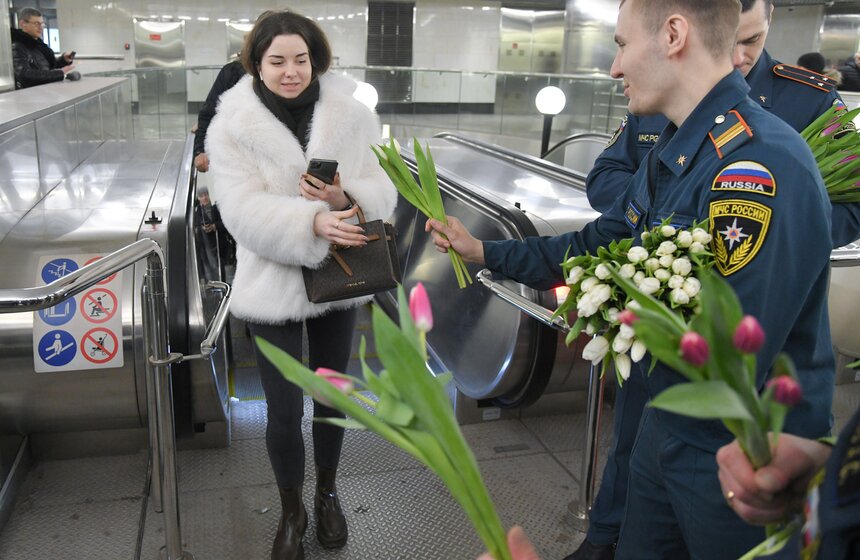 Сотрудники МЧС организовали праздничную акцию к 8 Марта на станции "Окружная" 8 фото