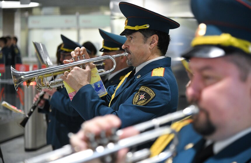 Сотрудники МЧС организовали праздничную акцию к 8 Марта на станции "Окружная" 14 фото