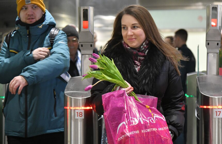 Сотрудники МЧС организовали праздничную акцию к 8 Марта на станции "Окружная" 7 фото