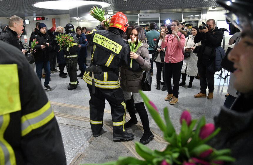 Сотрудники МЧС организовали праздничную акцию к 8 Марта на станции "Окружная" 17 фото