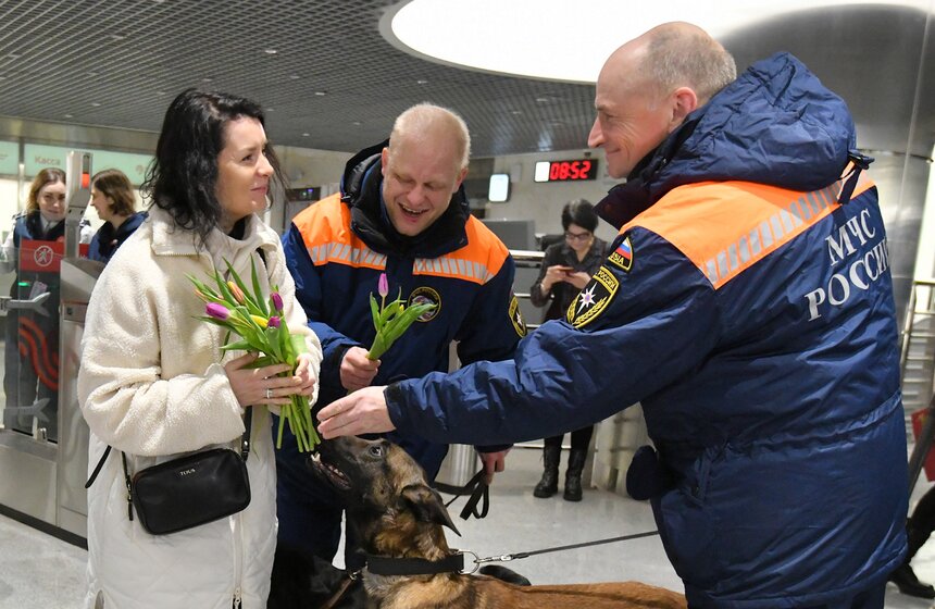 Сотрудники МЧС организовали праздничную акцию к 8 Марта на станции "Окружная" 19 фото