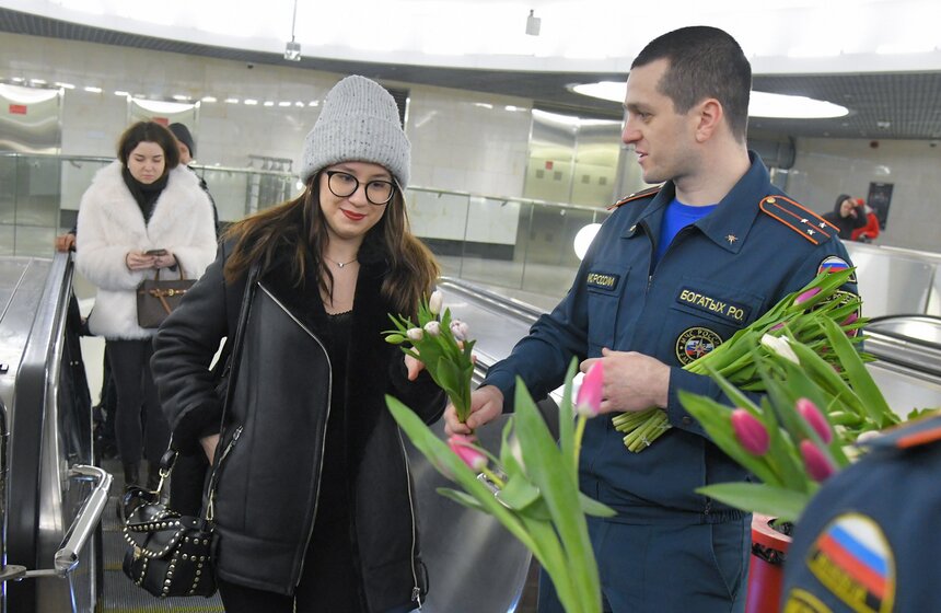 Сотрудники МЧС организовали праздничную акцию к 8 Марта на станции "Окружная" 6 фото