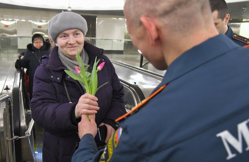 Сотрудники МЧС организовали праздничную акцию к 8 Марта на станции "Окружная" 10 фото