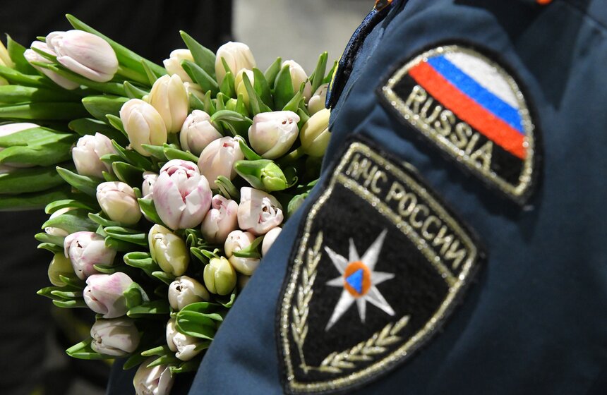 Сотрудники МЧС организовали праздничную акцию к 8 Марта на станции "Окружная" 16 фото