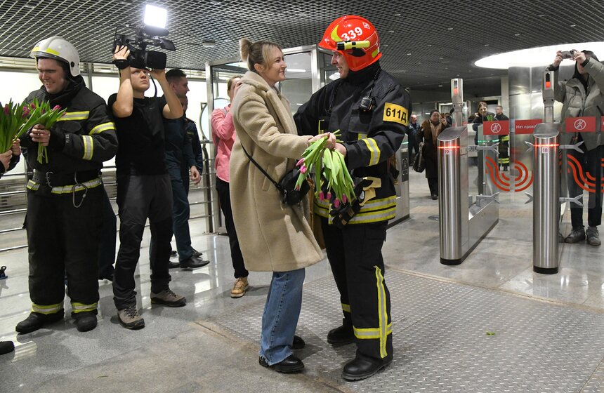 Сотрудники МЧС организовали праздничную акцию к 8 Марта на станции "Окружная" 23 фото