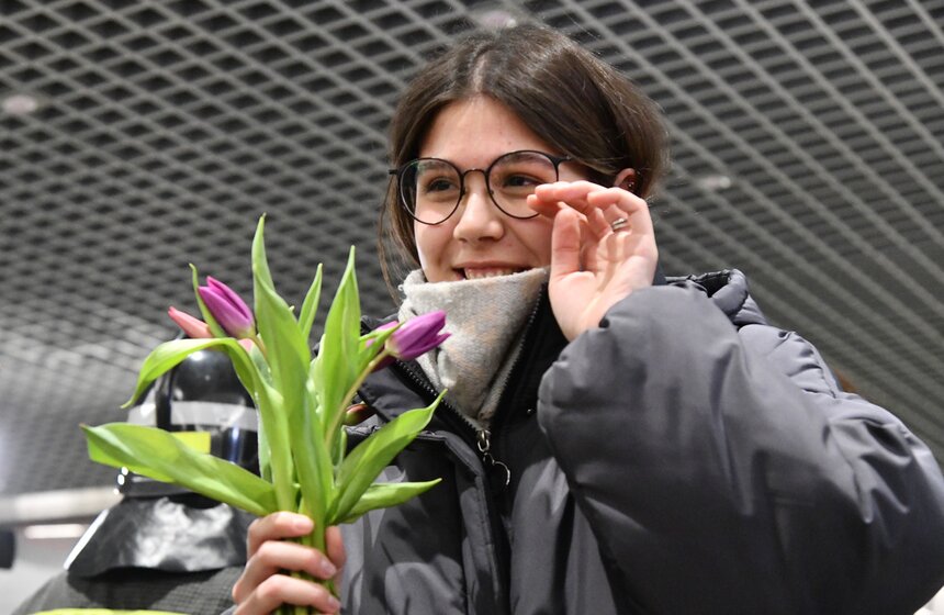 Сотрудники МЧС организовали праздничную акцию к 8 Марта на станции "Окружная" 24 фото