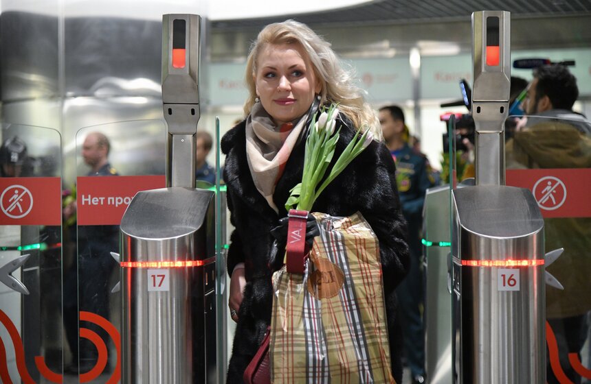 Сотрудники МЧС организовали праздничную акцию к 8 Марта на станции "Окружная" 9 фото