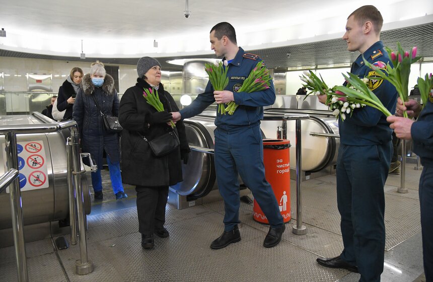 Сотрудники МЧС организовали праздничную акцию к 8 Марта на станции "Окружная" 4 фото