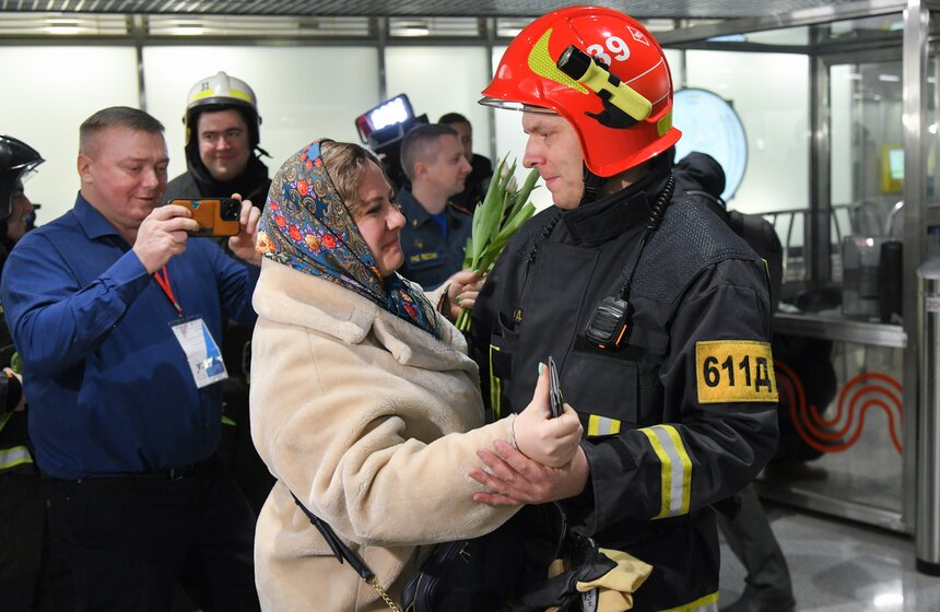Сотрудники МЧС организовали праздничную акцию к 8 Марта на станции "Окружная" 21 фото