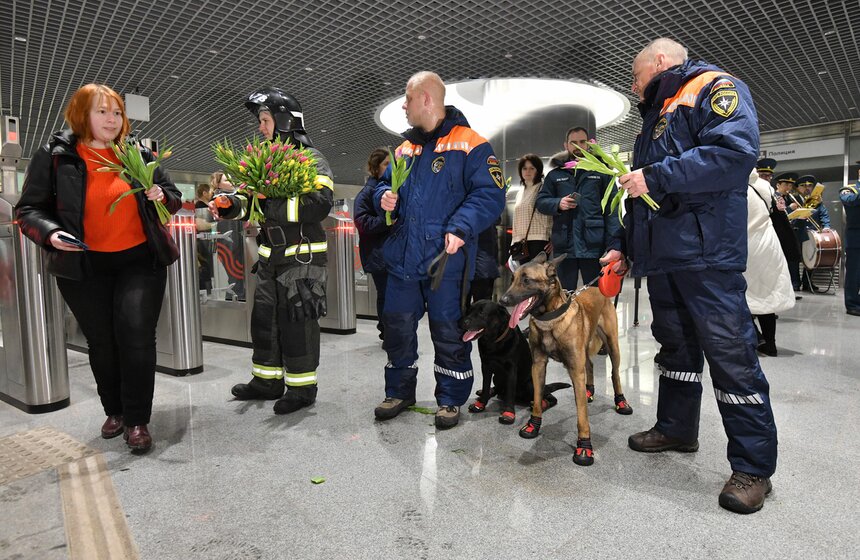 Сотрудники МЧС организовали праздничную акцию к 8 Марта на станции "Окружная" 18 фото
