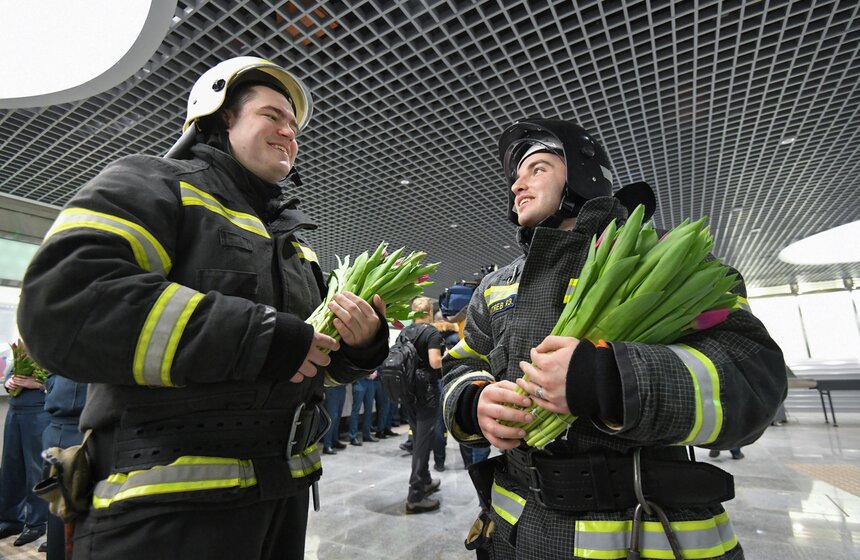 Сотрудники МЧС организовали праздничную акцию к 8 Марта на станции "Окружная" 3 фото
