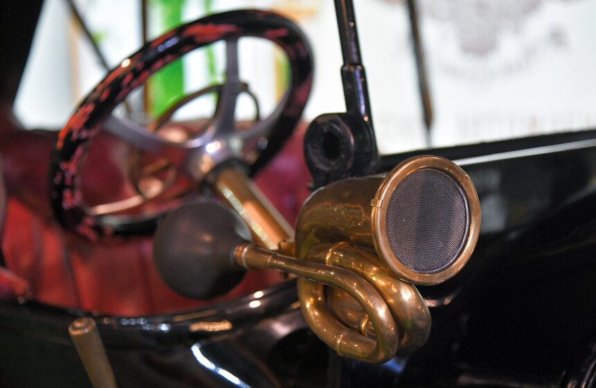 В Музее гаража особого назначения представили выставку об автомобилизации России 24 фото