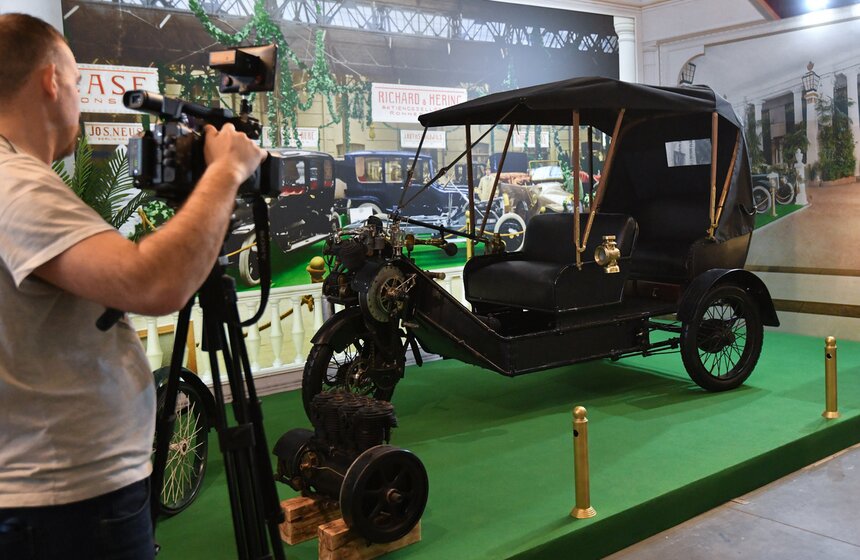 В Музее гаража особого назначения представили выставку об автомобилизации России 21 фото